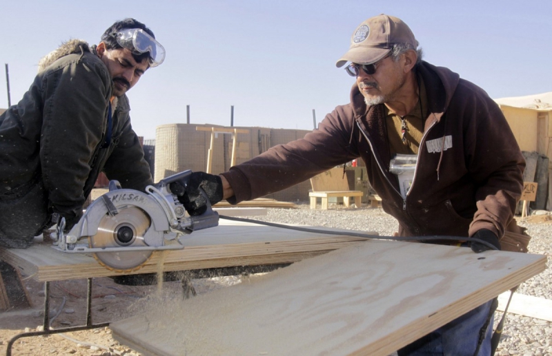charpentier-COLOMARS-min_men_working_construction_sawing_wood_building_marines_workers_equipment-1064481