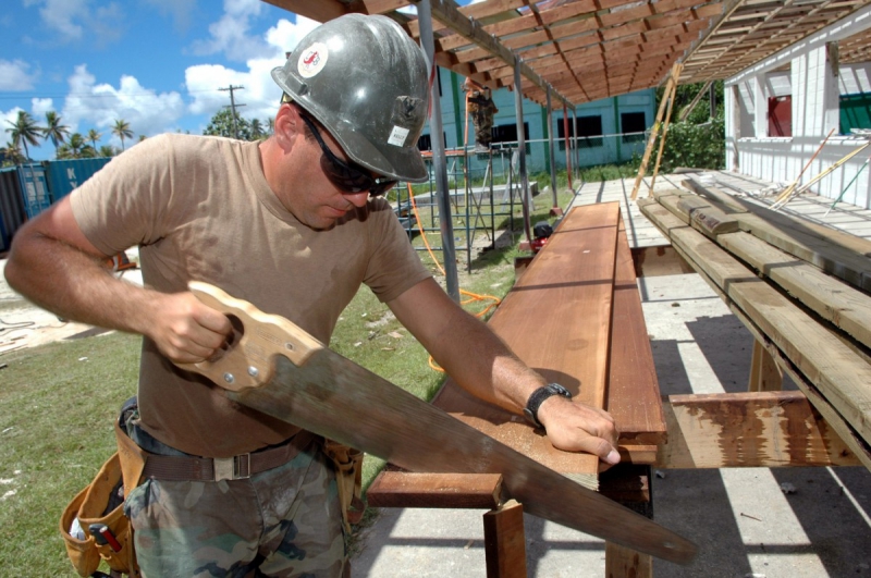 charpentier-COLOMARS-min_worker_construction_building_carpenter_male_job_build_helmet-893290